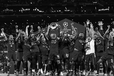 足球国足门将扑出关键点球，助球队惊险取胜（国足门将力拒关键点球，助队惊险取胜）