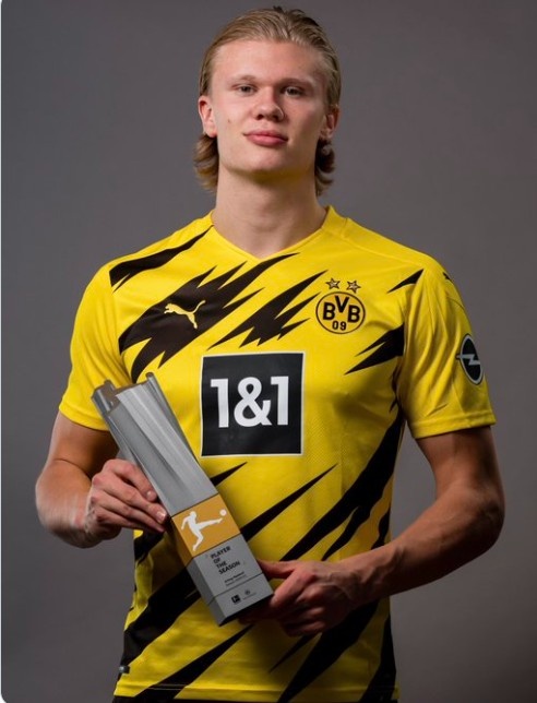 韦世豪社媒祝大家假期愉快，刘殿座留言调侃：樱木假期愉快（韦世豪社媒送上假期祝福，刘殿座打趣留言：樱木假期快乐）