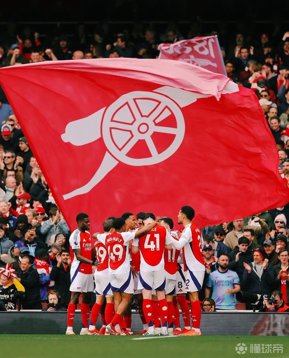 欧冠赛前穆里尼奥与两名昔日弟子重逢，并亲吻了斯内德的光头（欧冠赛前，穆里尼奥与两位旧将相聚，并亲吻斯内德的光头）