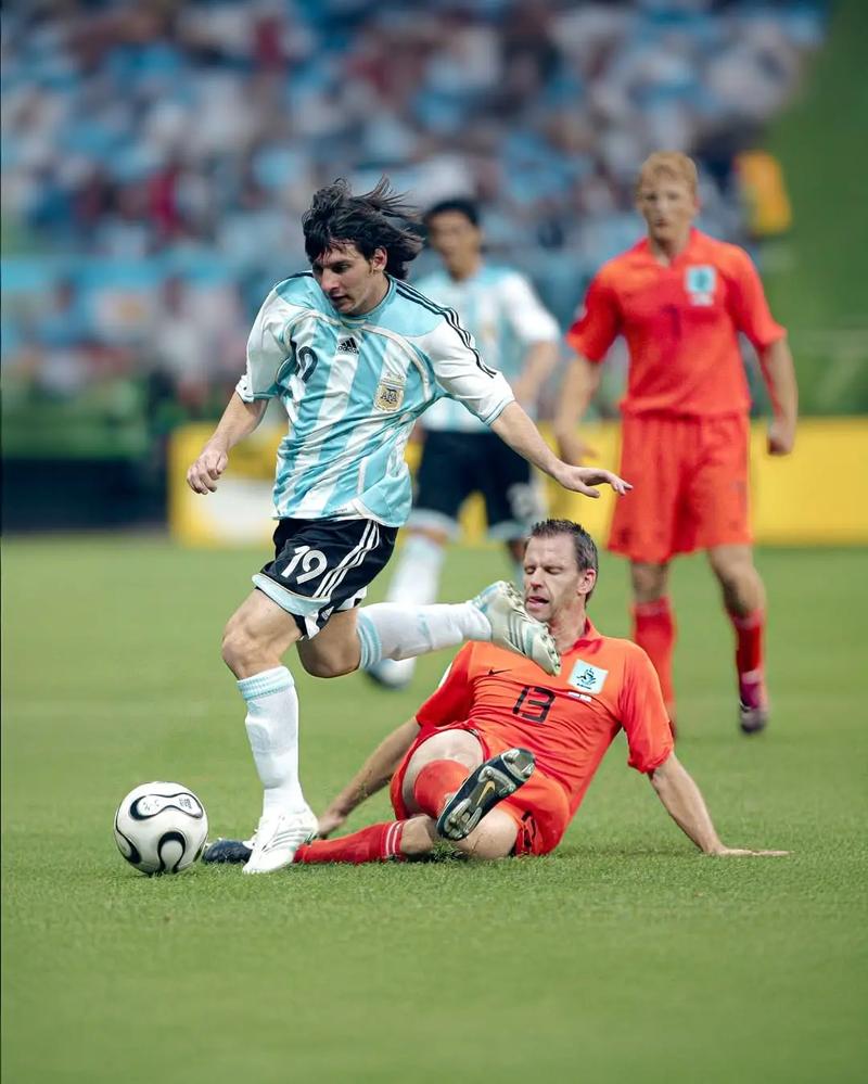 再起风波，内马尔：向教练致歉？又是哪个狗屎记者编造的谎言（风波再起，内马尔否认向教练道歉：是谁在捏造谣言？）