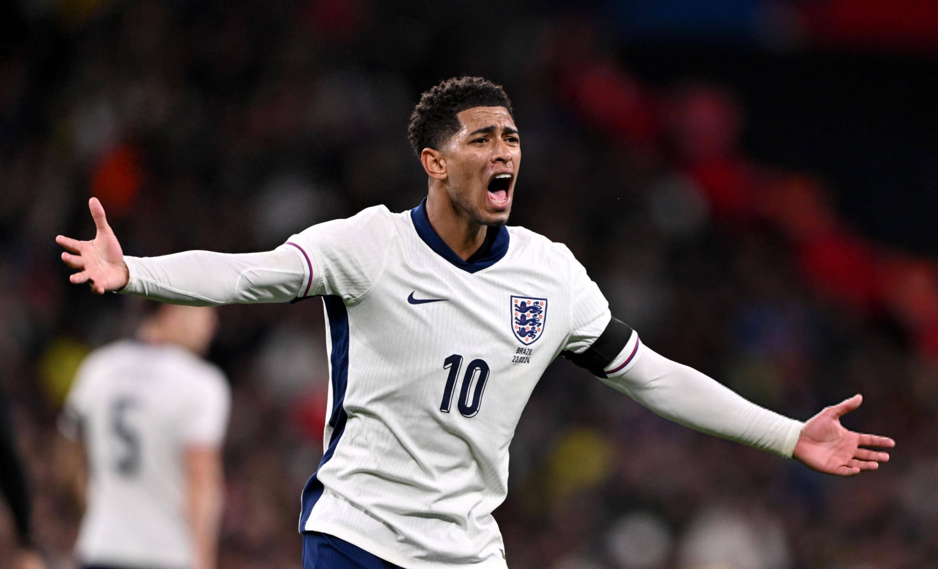 斯凯利晒穿齐达内、博格巴尤文球衣照，尤文球迷留言“快来”（斯凯利晒穿齐达内与博格巴的尤文战袍，斑马军球迷齐呼：快来）