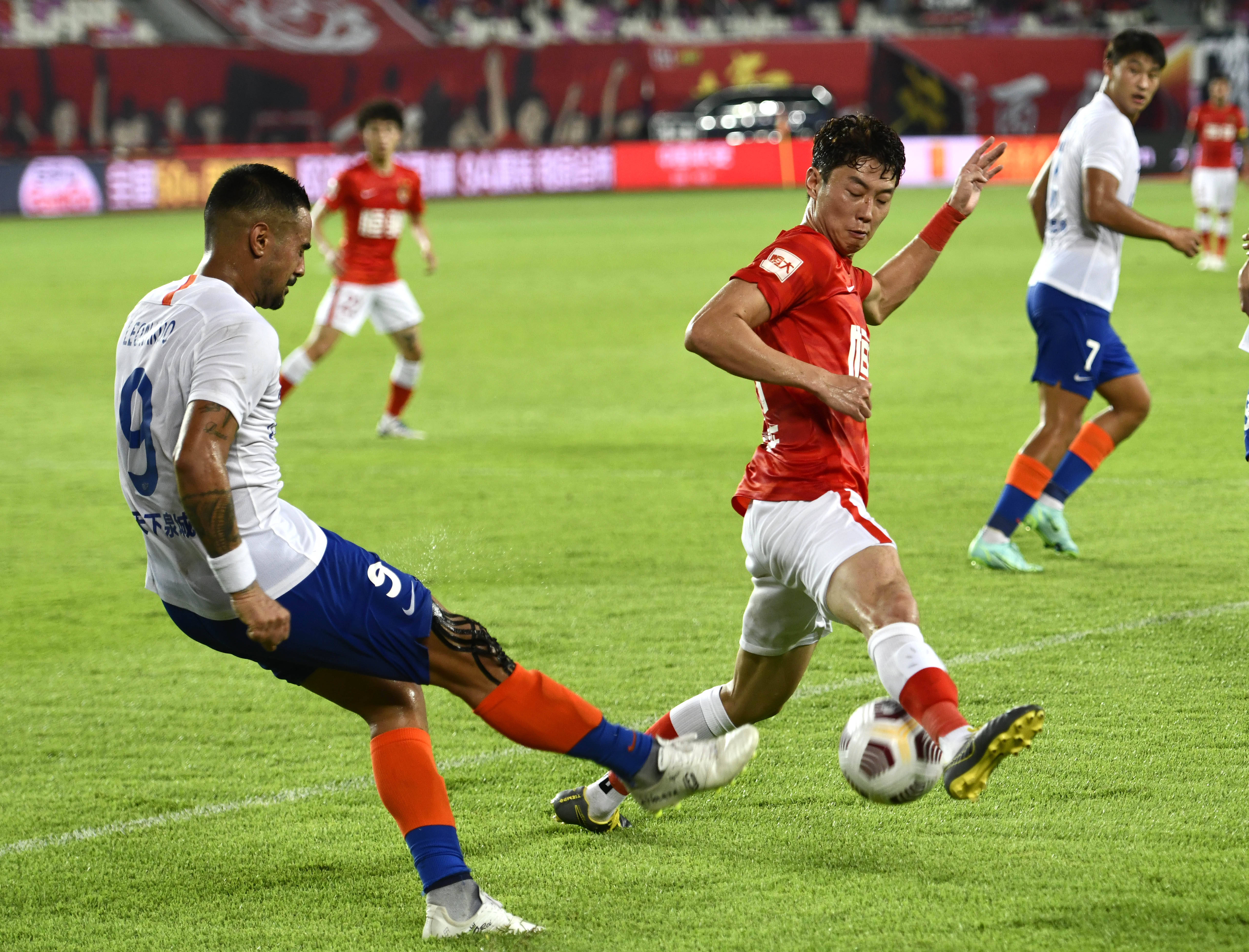 官方：中超国内球员顶薪500万 外援顶薪300万欧 赢球奖不超300万（官方明确：中超本土球员顶薪500万，外援最高300万欧，赢球奖上限300万）