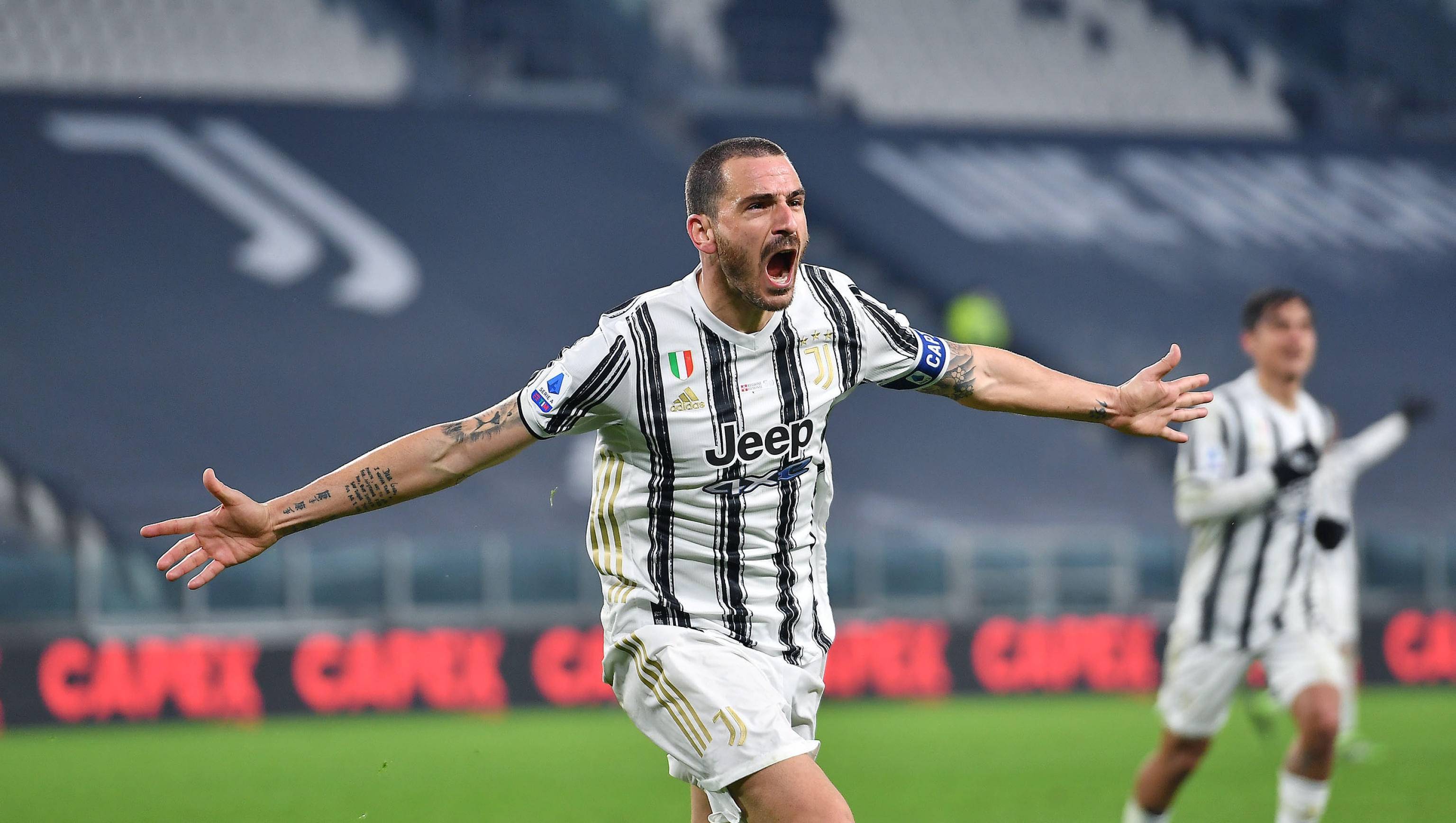 被记者问如何迅速克服伤病，刚果中场萨迪基举起圣经笑而不语（记者问他如何迅速伤愈，刚果中场萨迪基举起圣经，微笑不语）